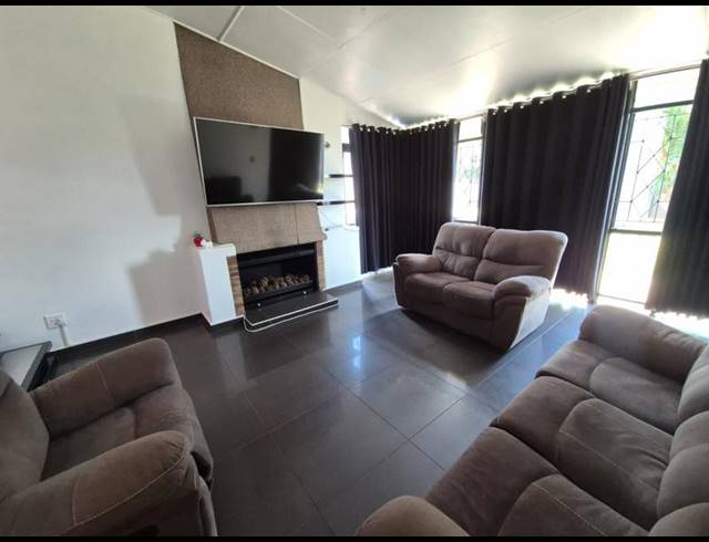 3 BEDROOM HOUSE FOR SALE IN SOUTH CREST